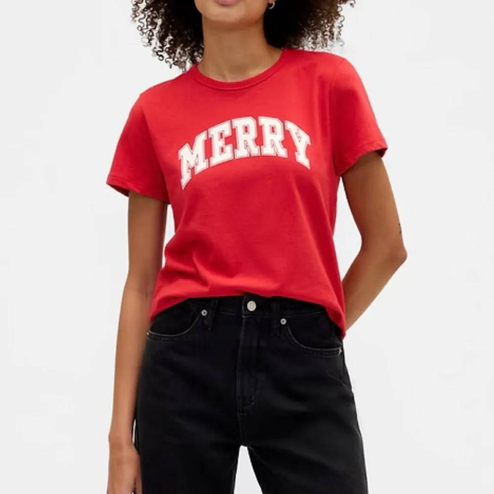 NEW!! Festive Women's Gap Favorite Tee with “Merry” Text (Red-Large)- NWT